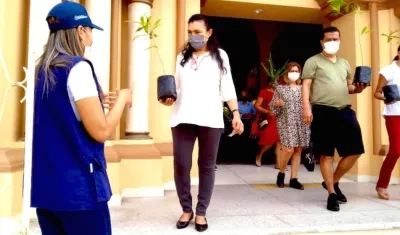 Entrega de árboles en la Iglesia del Carmen.