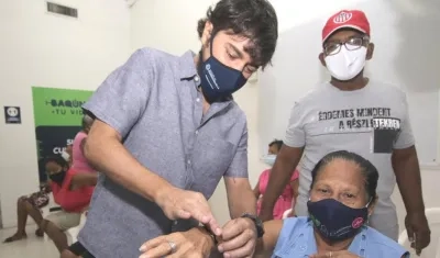 El Alcalde Jaime Pumarejo verificando el proceso de vacunación.