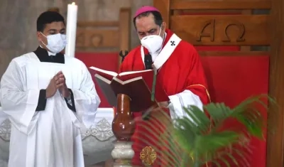 El Arzobispo Pablo Emiro Salas presidiendo la Eucaristía en la Catedral Metropolitana.