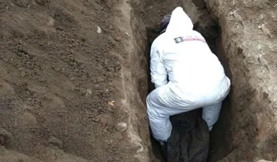 Personal de la Fiscalía en labores de exhumación.