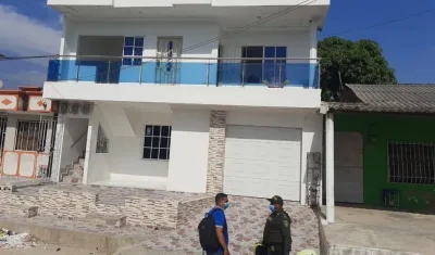 La mujer fue encontrada muerta en este inmueble del barrio 20 de Julio de Santo Tomás.