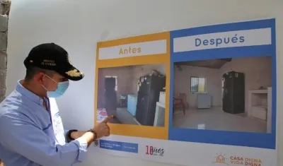 El ministro de Vivienda, Jonathan Malagón, mira el antes y el después de una de las viviendas intervenidas en Riohacha.
