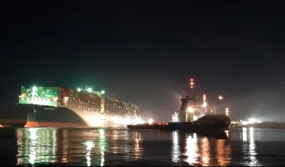 Remolcadores en las labores del reflote.