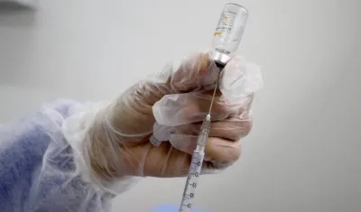 La vacunación en adultos mayores de 70 años es importante para que el contagio vaya cediendo. 