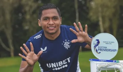Alfredo Morelos con el trofeo al jugador del mes. 