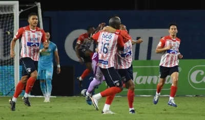 Jugadores del Junior celebrando el golazo de tiro libre de Sebastián Viera.