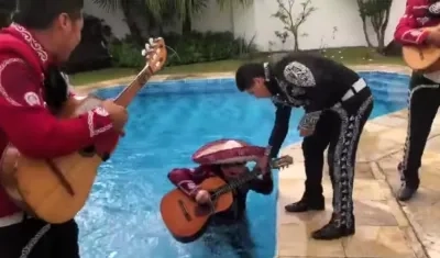 Momento en el que guitarrista cae a la piscina. 