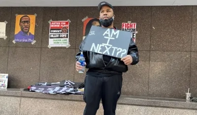 Varios vecinos de Mineápolis reclaman justicia para George Floyd.