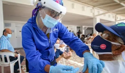 312 adultos mayores de 80 años recibieron, en el Centro de Vida La Sierra, la segunda dosis del biológico que les permitirá alcanzar la inmunidad en las próximas semanas.