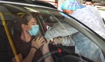 Aplicación de la vacuna sin bajarse del vehículo.