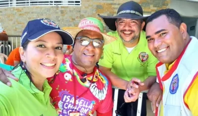 Raúl Montes de Oca (derecha), con compañeros del Carnaval de Barranquilla.