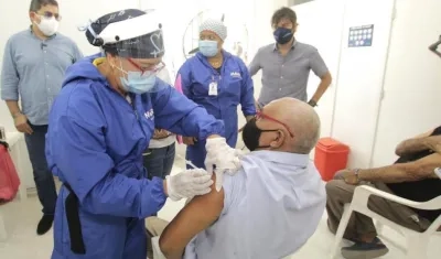 Un adulto mayor sometiéndose a la vacunación.