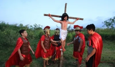 Rodrigo Vidal, de 10 años, representa a Jesús en un Vía crucis.
