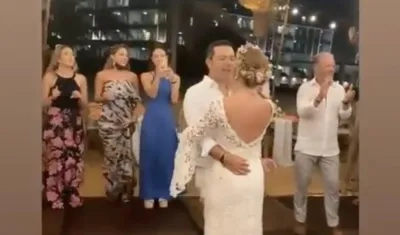 El concejal Juan Camilo Fuentes baila con su esposa.
