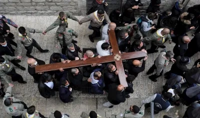 La procesión fue encabezada por un grupo de franciscanos, seguidos por cientos de fieles.
