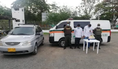 Los dos capturados se movilizaban en este vehículo fúnebre. 