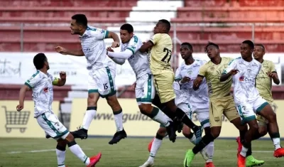 Acción del partido ante La Equidad protestado por Águilas Doradas.