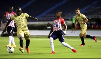 Fabián Viáfara tras la marca de Eliser Quiñones.