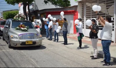 Despedida del cortejo fúnebre de la médico Sara De la Cruz.