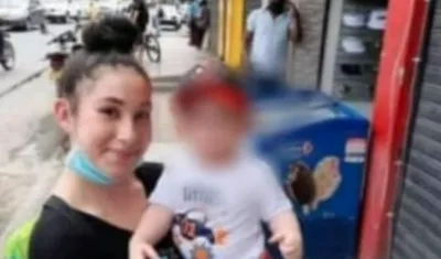 Iris Carolina Ayola Hernández y su bebé.