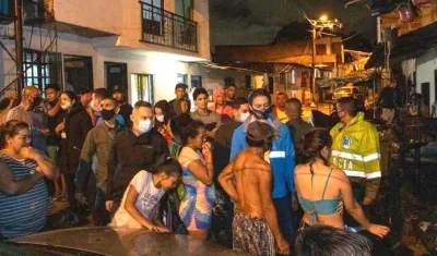 El Alcalde Daniel Quintero atendiendo a los afectados.