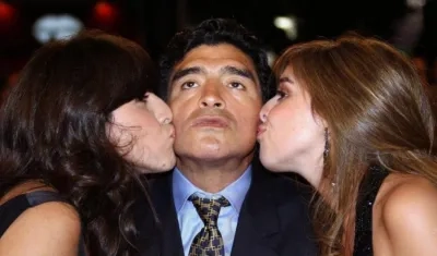 Diego Maradona con sus hijas Dalma y Gianinna.