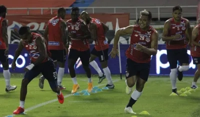 Fabián Viáfara y Teófilo Gutiérrez durante un calentamiento con Junior. 