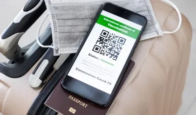 El uso de certificados de vacunación si está avanzando en Europa y es probado en NY.