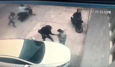 Los cuatro delincuentes en plena acción.