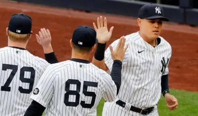 Giovanni Urshela saluda a sus compañeros. 