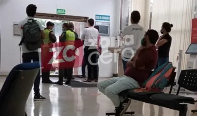 La Policía hace presencia en el banco.