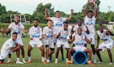Jugadores del Junior tras el entrenamiento de hoy en Bolivia.