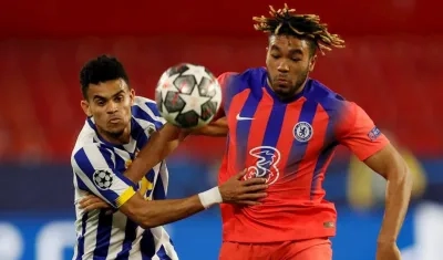 Luis Díaz ante la marca de Reece James. 