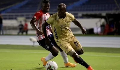 Acción del juego entre Junior y Águilas. 