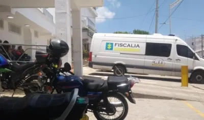 Las autoridades llegaron a la Clínica a realizar la inspección del cadáver. 