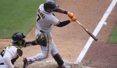 Donovan Solano conecta el elevado de sacrificio. 