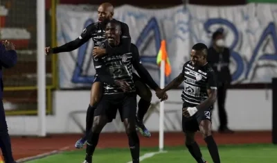Germán Mera celebrando el gol del empate con Freddy Hinestroza y Fabián Viáfara.