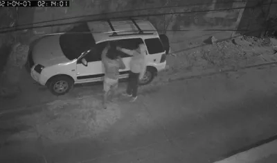 Momento en que los ladrones abrían la puerta del vehículo que pretendían hurtar. 