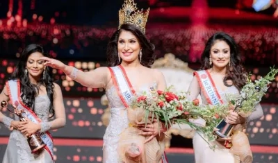 La ganadora abandonó el escenario llorando, tras serle quitada la corona.