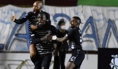 Freddy Hinestroza Germán Mera y Fabián Viáfara celebran el gol. 
