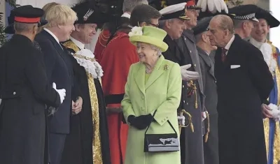 Boris Johnson, la Reina Isabel y el Duque de Edimburgo.