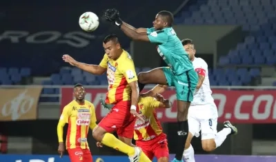 Acción del partido entre Deportivo Pereira y Deportivo Independiente Medellín. 