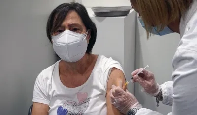 Una mujer en Italia se vacuna contra el Covid-19.