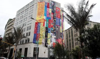 Vista del edificio de la Comisión de la Verdad arropado por 540 metros de tela, tejida para conmemorar el Día de las Víctimas en Colombia.