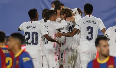 Real Madrid celebra uno de los tantos ante el Barcelona. 