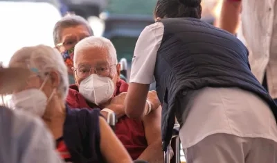 Un adulto mayor es vacunado contra el Covid-19 en un módulo instalado en el estadio La Corregidora, en el estado de Querétaro (México). 