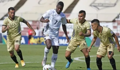 Giovanni López (6) fue el jugador de Águilas que se lesionó y puso fin al partido. 