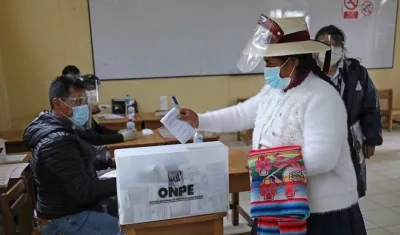 Una mujer peruana acudiendo al puesto de votación.