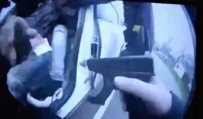 Momento en el que disparó el policía.