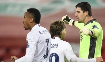 Miltao, Modric y Courtois celebran la clasificación del Real Madrid. 